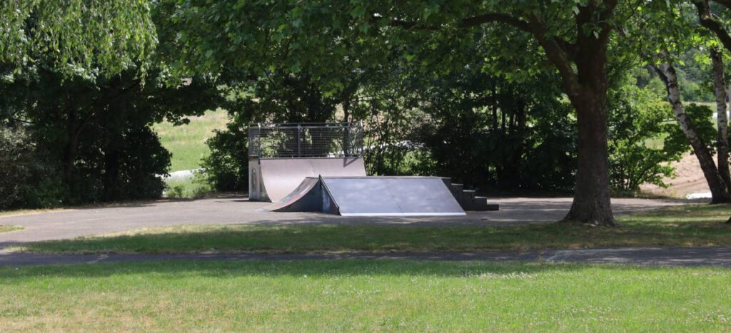 Die heutige Rollschuhbahn, wird Standort des Jugendplatzes